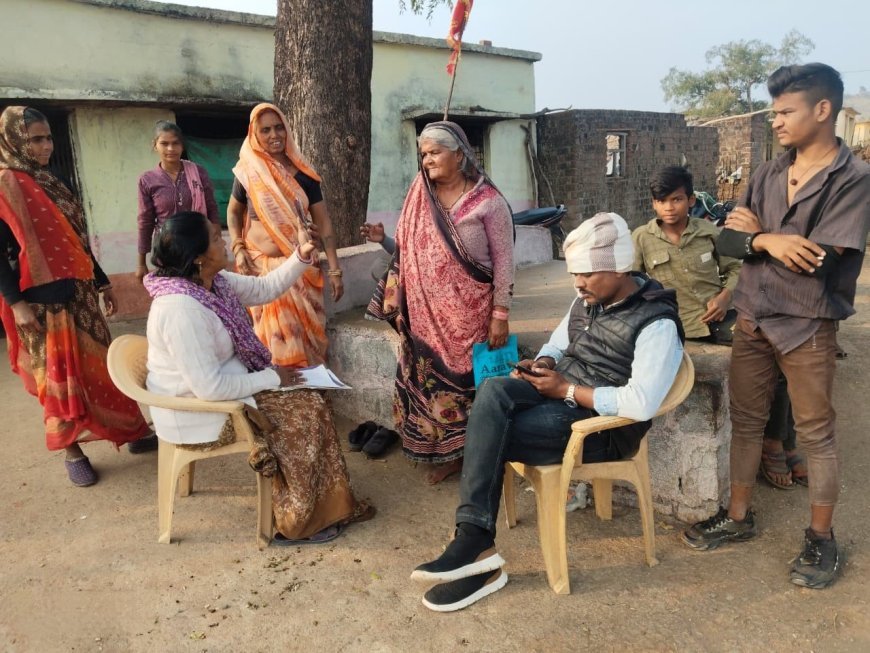 नेटवर्क की समस्या आई तो नीम के पेड़ पर चढ़ स्वास्थ्य विभाग नें  बना डाले 21 आयुष्मान कार्ड