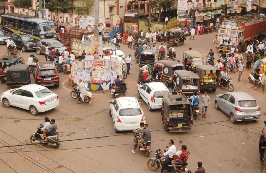 धन्नासेठों के रसूख तले दबी शहर की पार्किंग व्यवस्था :  तलघरों में चल रहे शोरूम; प्रशासन नतमस्तक