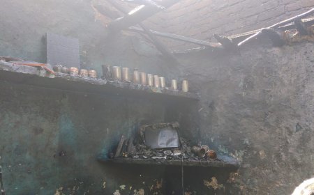 सूने घर में आगजनी, डेढ़ लाख नगदी सहित पूरी गृहस्थी खाक