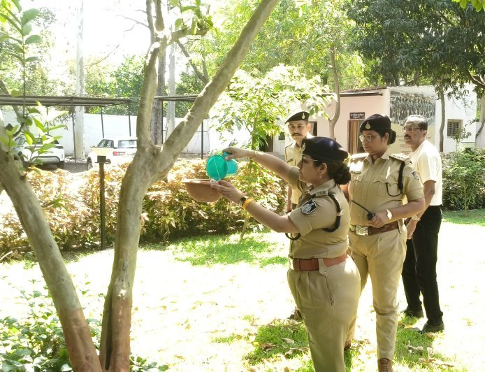 गुना पुलिस की मानवीय पहल: भीषण गर्मी में पक्षियों के लिए जल व्यवस्था