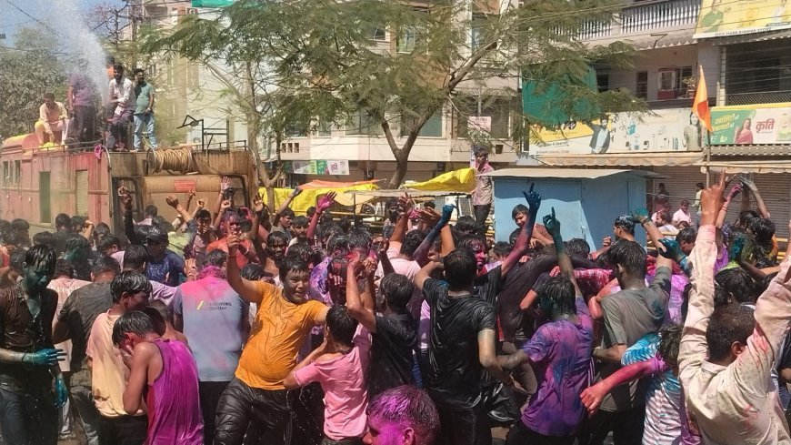 रंगों से सराबोर हुआ शहर, 11वें वर्ष भी उत्साह के साथ निकला पारंपरिक गैर महोत्सव