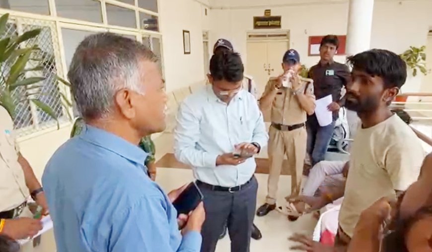 जनसुनवाई के बाद कलेक्ट्रेट में लूट का शिकार हुए युवक का हंगामा