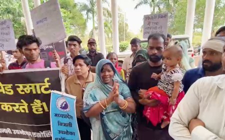 दुधमुंही बच्ची और बिलखती सास ने मांगा न्याय