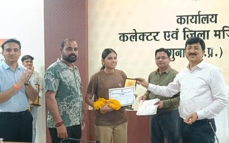 कलेक्टर ने मेधावी विद्यार्थियों को किया सम्मानित