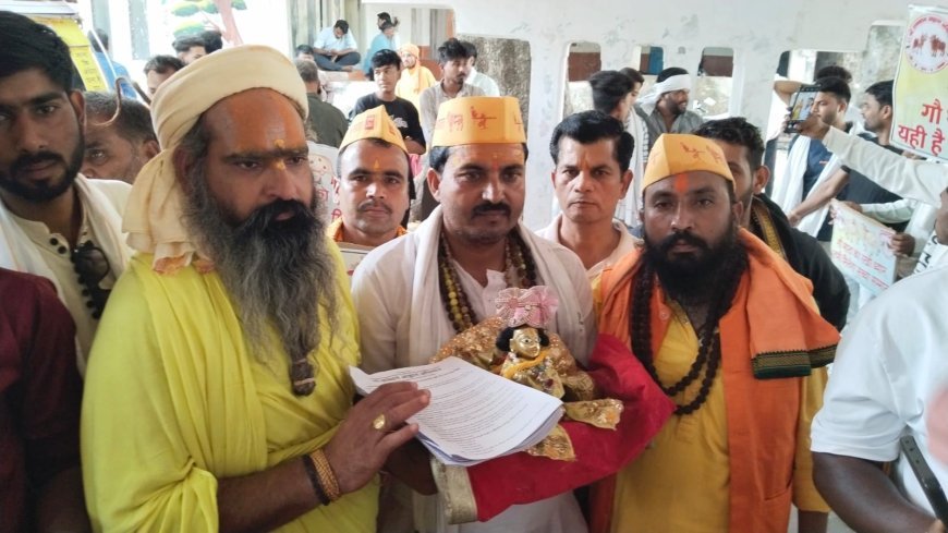 गोद में नन्हे कान्हाजी लेकर कलेक्ट्रेट पहुंचे गौसेवक