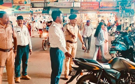 बाज़ार में पैदल गश्त, यातायात पुलिस ने हटाया अतिक्रमण और सुधारी व्यवस्था