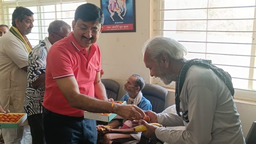 जन्मदिवस पर कलेक्टर का संवेदनशील कदम, वृद्धाश्रम पहुंचकर लिया बुजुर्गों का आशीर्वाद