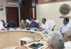 मंडलायुक्त की सख्त समीक्षा: विकास कार्यों में देरी और लापरवाही पर जताई नाराजगी, किसानों के मुआवजे के लिए दिए 3 दिन का अल्टीमेटम