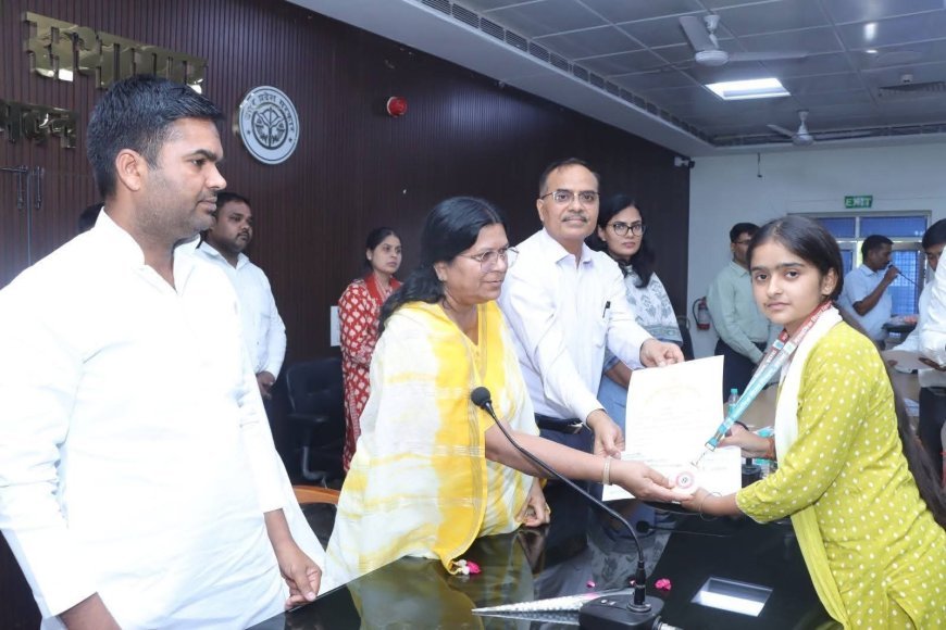 मेधावी छात्र सम्मान समारोह में 14 विद्यार्थियों को मिले ₹21-21 हजार