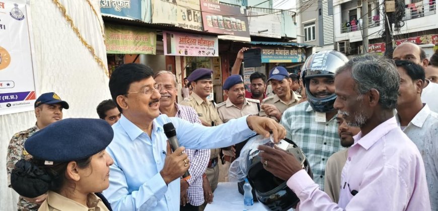 हेलमेट पहनने की अपील के बीच युवक ने ली तंबाकू छोड़ने की शपथ