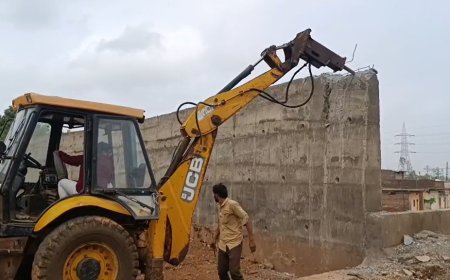 जगनपुर चक क्षेत्र में एसडीएम के नेतृत्व में तोड़ी गई 100 फीट लंबी दीवार
