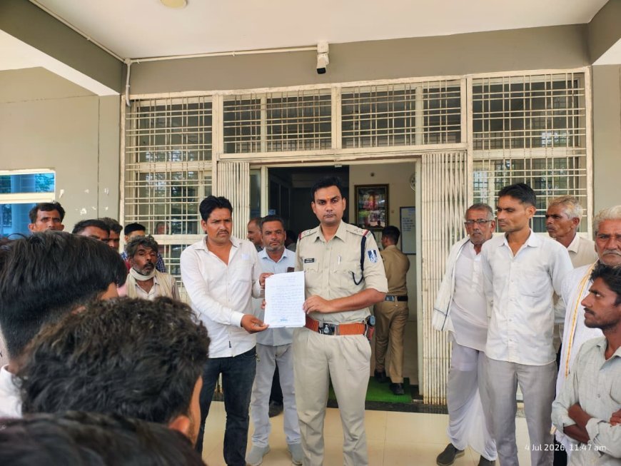 हमीरपुर में भैंस चोरी से ग्रामीणों में दहशत, 100 से अधिक पशुपालक पहुंचे फतेहगढ़ थाने