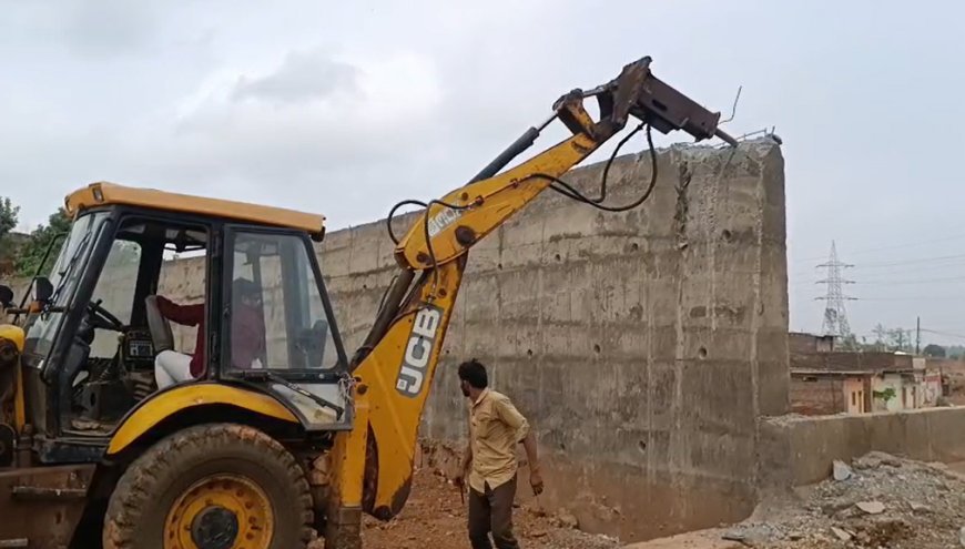 जगनपुर चक क्षेत्र में एसडीएम के नेतृत्व में तोड़ी गई 100 फीट लंबी दीवार