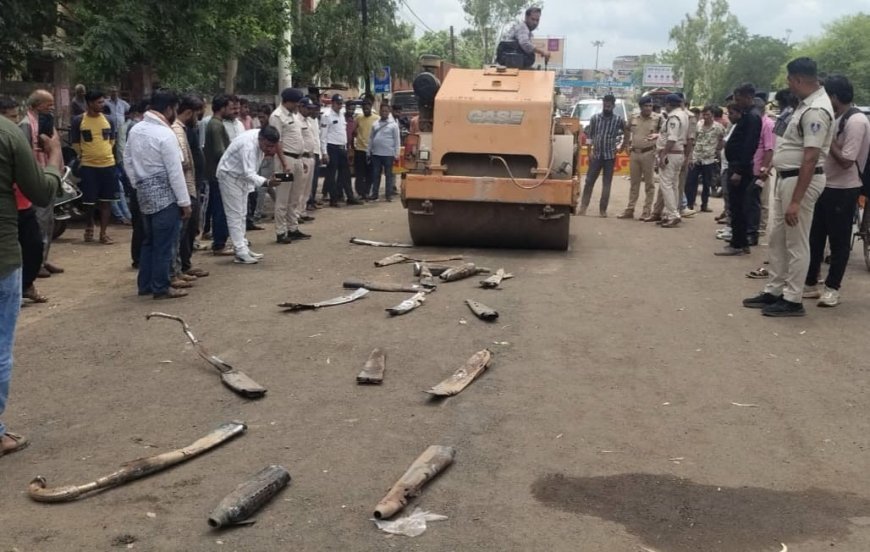 बुलेट राजा को सबक! कर्कश साइलेंसरों पर चला रोड रोलर