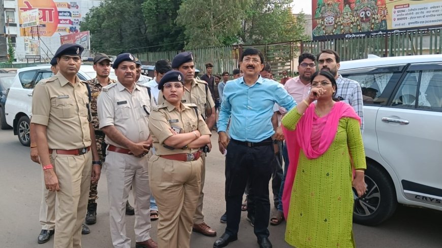 सड़कों पर उतरे 'कलेक्टर-एसपी' पैदल नापे शहर के चौराहे