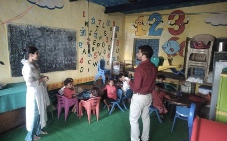कहीं बंद मिले ताले तो कहीं नदारद थीं कार्यकर्ता