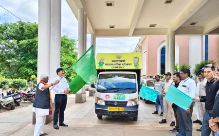 कलेक्टर-विधायक ने हरी झंडी दिखाकर रवाना किया फसल बीमा जागरूकता रथ