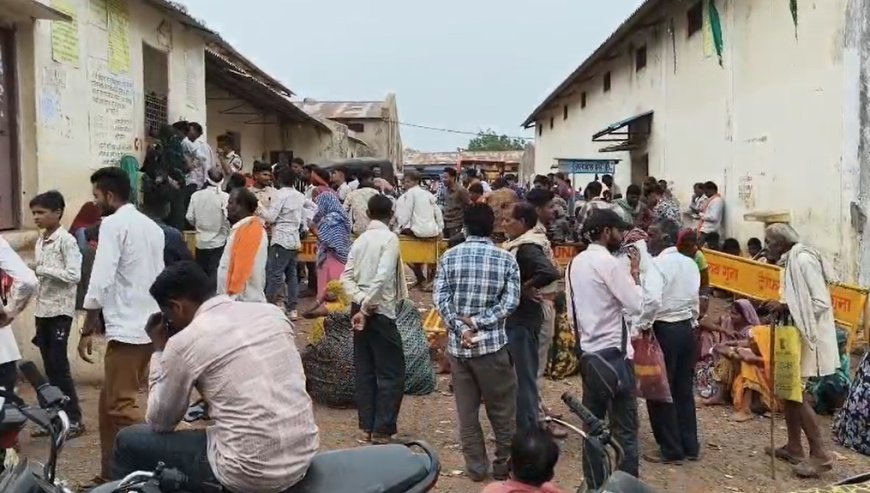 यूरिया खाद संकट से बेहाल किसान :   ई-टोकन बंद होते ही फिर लौटी पुरानी 'बदहाली', नानाखेड़ी केंद्र पर रात भर जगने को मजबूर