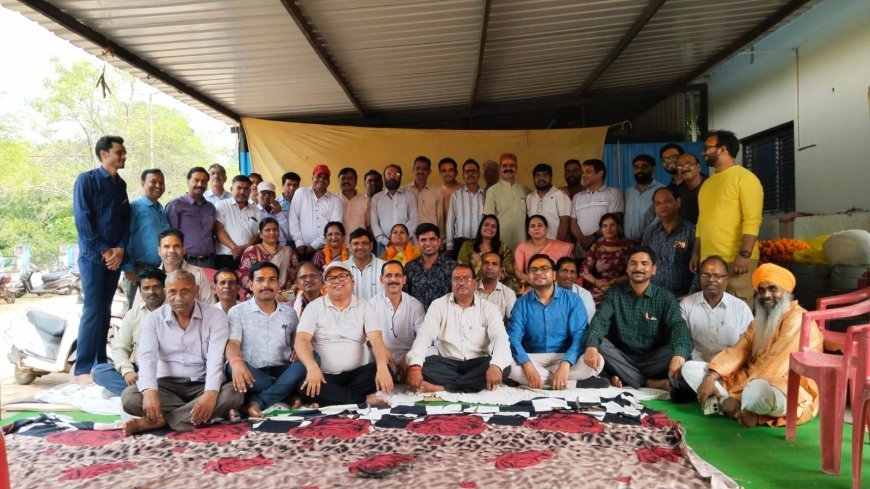 रिटायर और पदोन्नत साथियों का कलेक्ट्रेट कर्मचारियों ने किया सम्मान