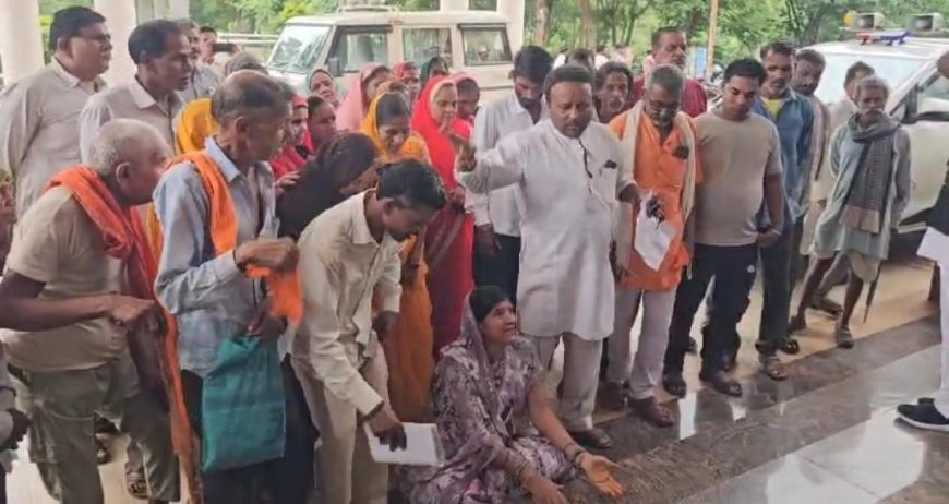 वार्ड 25 के रहवासियों का फूटा नपा के नाकेदार पर गुस्सा
