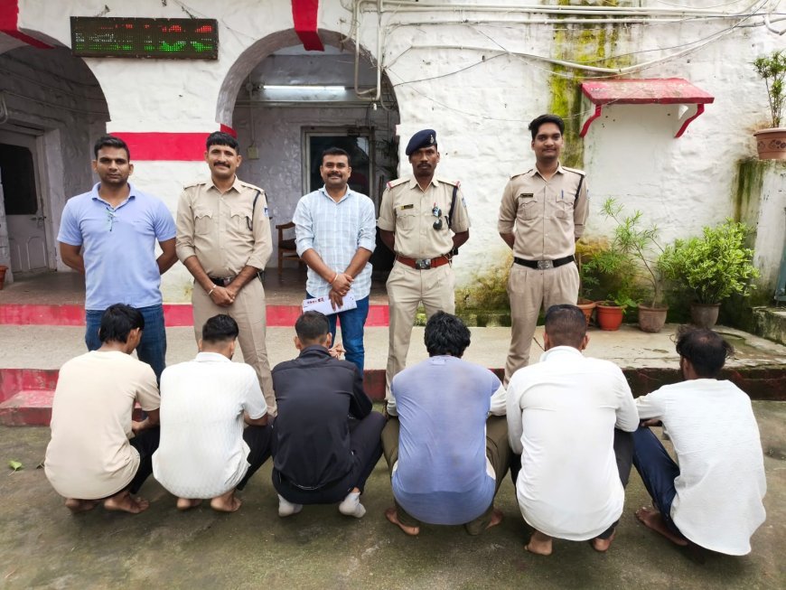 खंडहर मकान में चल रहा था जुआ, पुलिस ने 13 जुआरी पकड़े