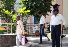 वृद्धावस्था पेंशन न मिलने से हताश महिला कलेक्ट्रेट की सीढ़ियों पर लेटी