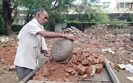 गुना गड्ढों वाला शहर है, यहां संभलकर चलिए
