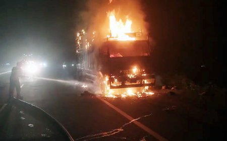 केले से भरे ट्रक में लगी भीषण आग, ड्राइवर ने कूंदकर बचाई जान