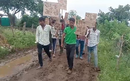 बदहाल सड़क से गुस्साए ग्रामीणों का रोड नहीं तो वोट नहीं का नारा