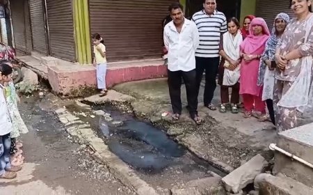 जर्जर नाली और सड़क से परेशान हो रहे बोहरा कॉलोनी के निवासी