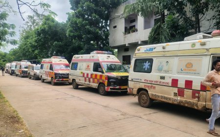 108 एम्बुलेंस सेवा के जिला प्रबंधक के समर्थन में आए कर्मचारी