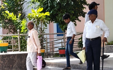 वृद्धावस्था पेंशन न मिलने से हताश महिला कलेक्ट्रेट की सीढ़ियों पर लेटी