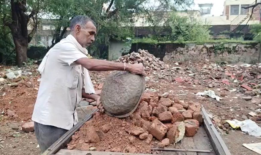 गुना गड्ढों वाला शहर है, यहां संभलकर चलिए