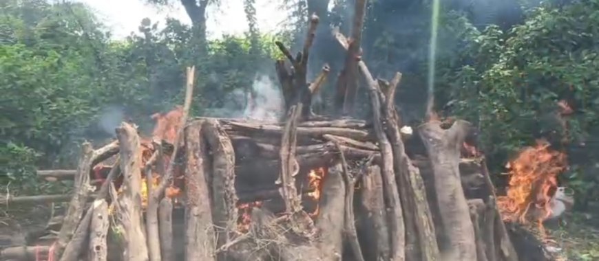 शमशान के लिए तरस रही सहरिया बस्ती, खेत में हो रहा अंतिम संस्कार