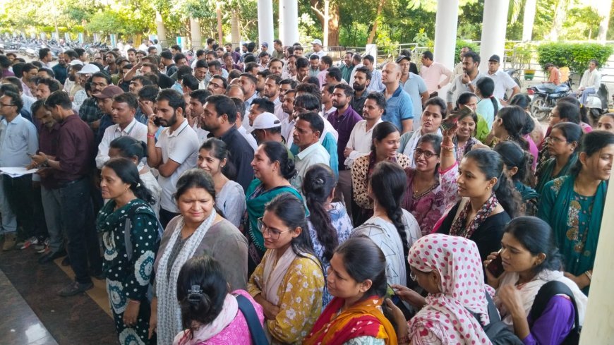 स्वामित्व योजना के नए प्रावधानों पर पटवारियों का विरोध, कलेक्ट्रेट में सौंपा ज्ञापन