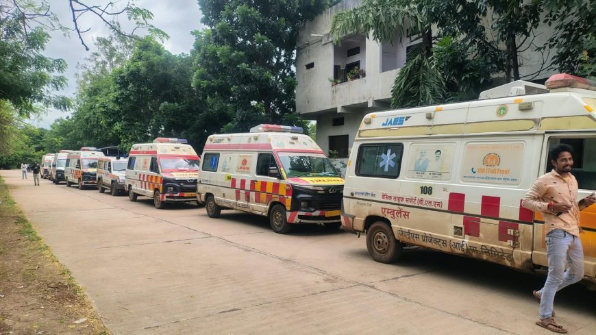 108 एम्बुलेंस सेवा के जिला प्रबंधक के समर्थन में आए कर्मचारी