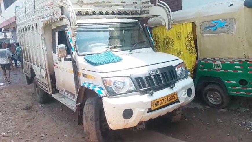 नानाखेड़ी कोल्हुपुरा पुलिया के पास बेकाबू पिकअप का कहर