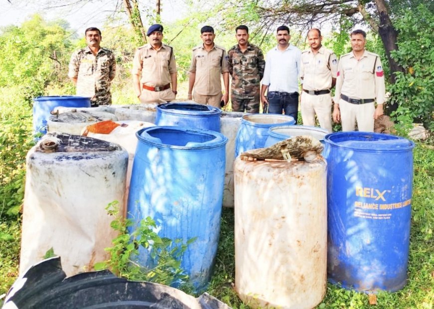 साकोन्या में दबिश देकर तीन हजार लीटर लहान नष्ट, 80 लीटर शराब जब्त